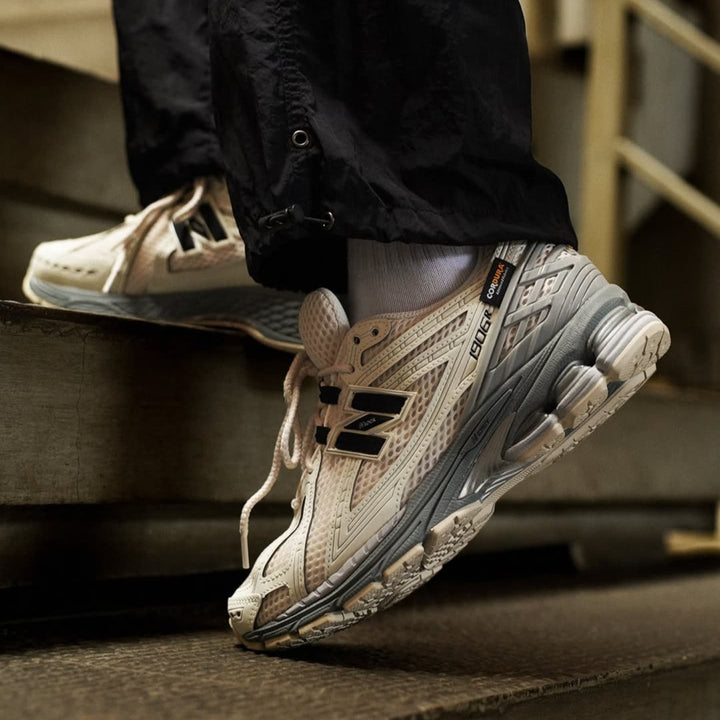 New Balance 1906R Beige / Black