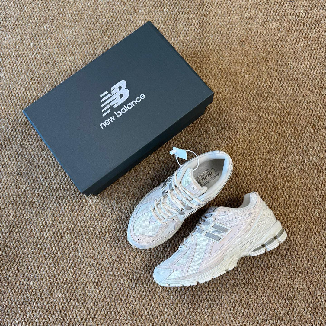 New Balance 1906R “off white”