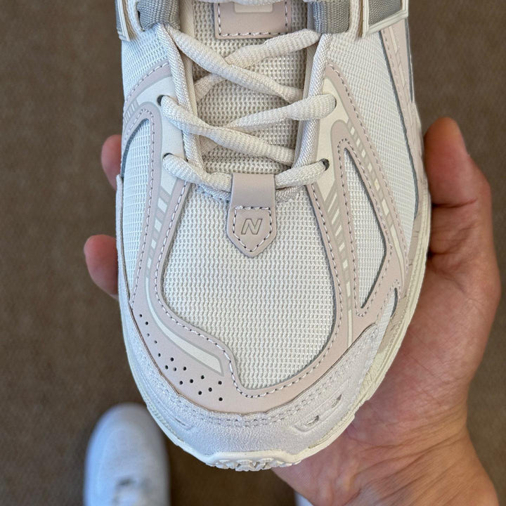New Balance 1906R “off white”