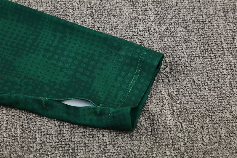 بدلة رياضية حمراء لفريق ميلان قبل المباراة 2024