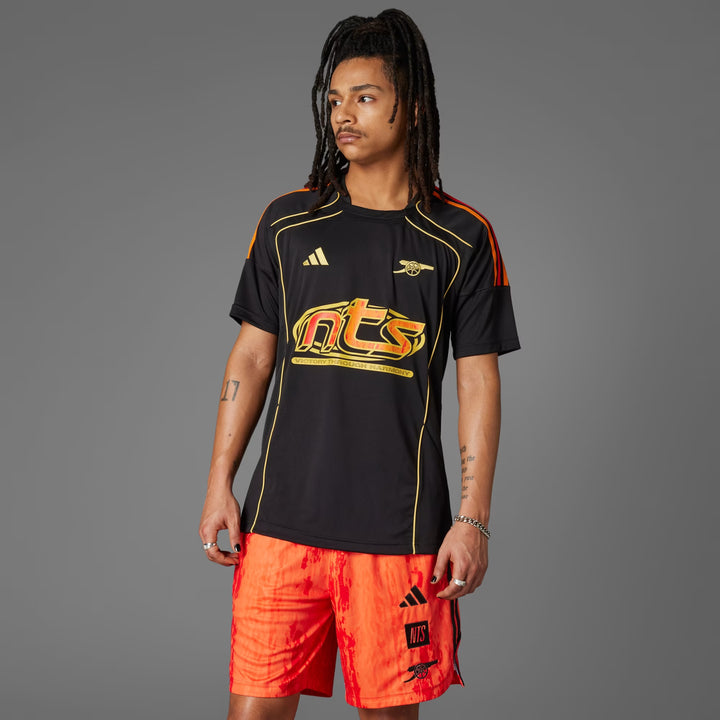 قميص أرسنال الأبيض قبل المباراة 23/24