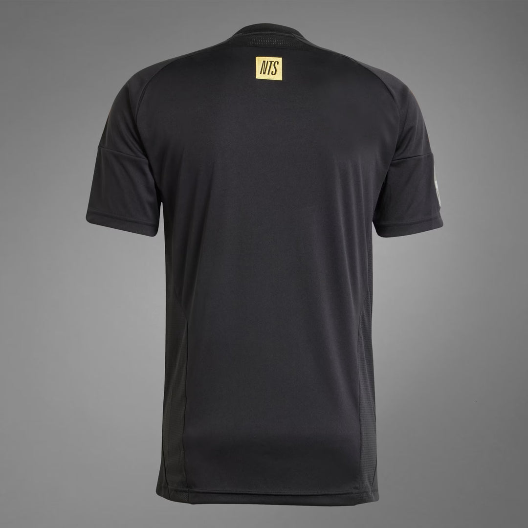 قميص أرسنال الأبيض قبل المباراة 23/24