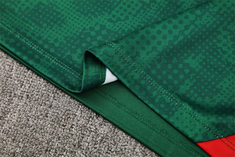 بدلة رياضية حمراء لفريق ميلان قبل المباراة 2024