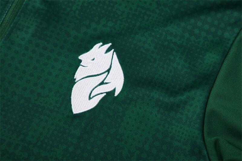 بدلة رياضية حمراء لفريق ميلان قبل المباراة 2024