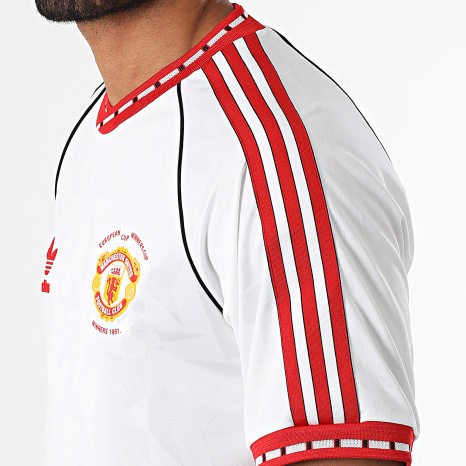 Man United Away Jersey 1991 sleeve three-stripe detail