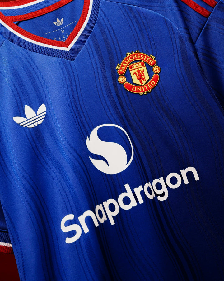 Man UNITED Away Jersey 2026/27 crest detail