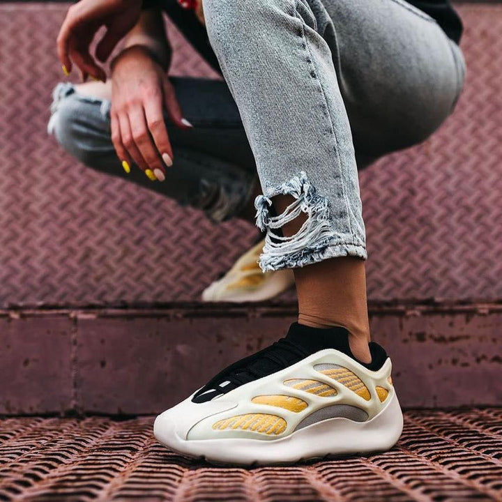 Yeezy 700 V3 “سرفيم