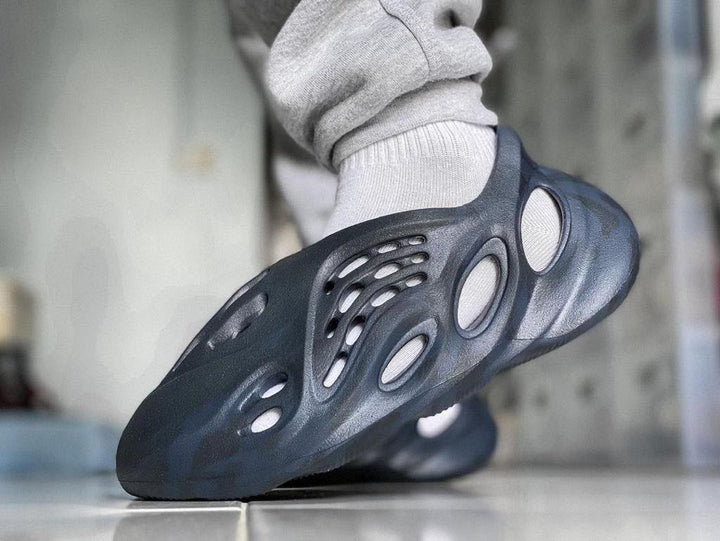 Yeezy Foam Runners أزرق معدني
