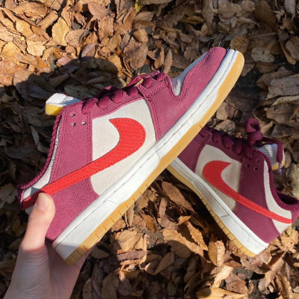 تزلج مثل الفتاة x Nike SB Dunk Low